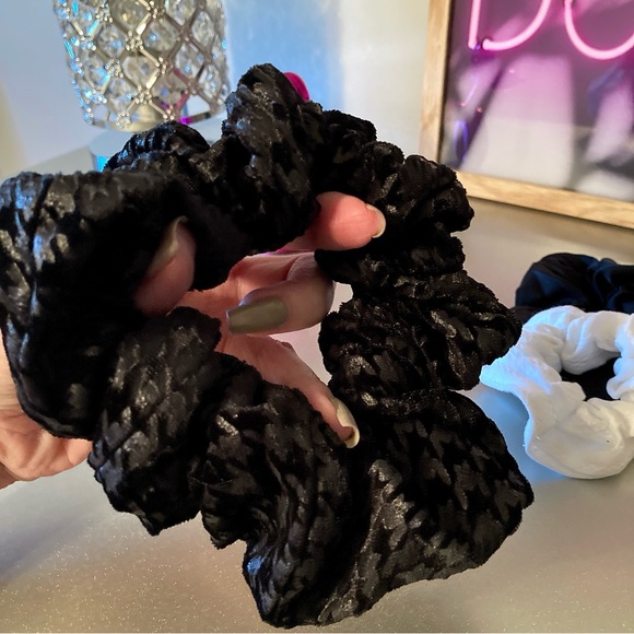 NWOT 6" XL Jumbo Scrunchie Velvet Houndstooth Bundle Thick Hair - Picture 3 of 6
